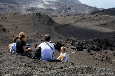 Etna Dağı 'nın zirvesine yakın bir aile kampı. Aktif aile tatili