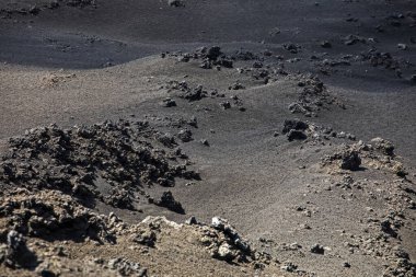 Etna Dağı 'nın yüzeyindeki lav ve diğer kayalar.