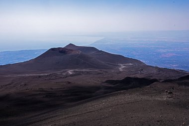 Gündüz Etna Dağı ve Sicilya 'daki kraterin manzarası. Sicilya 'da seyahat