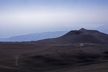 Gün boyunca Etna Dağı ve Sicilya 'daki kraterin panaramik görüntüsü. Sicilya 'da seyahat