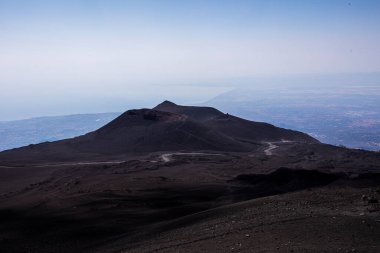 Gün boyunca Etna Dağı ve Sicilya 'daki kraterin panaramik görüntüsü. Sicilya 'da seyahat