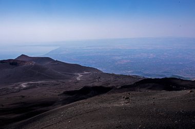 Gündüz Etna Dağı ve Sicilya 'daki kraterin manzarası. Sicilya 'da seyahat