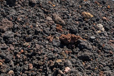 Etna Dağı 'nın yüzeyindeki katı lav ve diğer kayalar.
