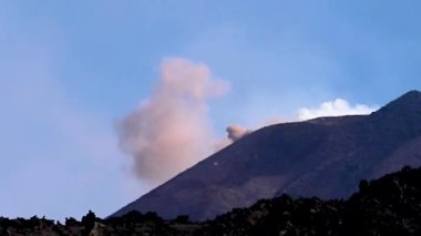 Sabah bir yürüyüş sırasında Etna Dağı 'nın püskürmesi. İtalya 'da seyahat