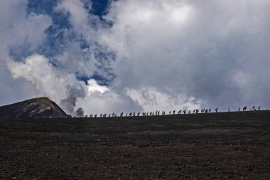 Sicilya 'daki Etno yanardağının tepesindeki turistler