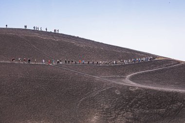 Patlama sırasında Etna Dağı 'nda bir grup turist