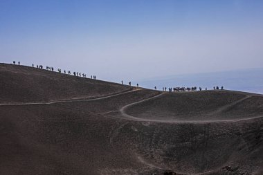 Etna Dağı kraterinin eteğinde bir grup turist. İtalya 'da seyahat