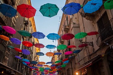 Renkli şemsiyeli sokak dekorasyonu. İtalya 'da seyahat