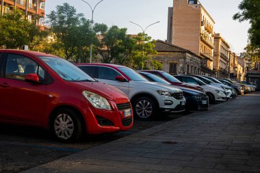 Büyük bir şehirde mavi çizgili ödenmiş park yeri.