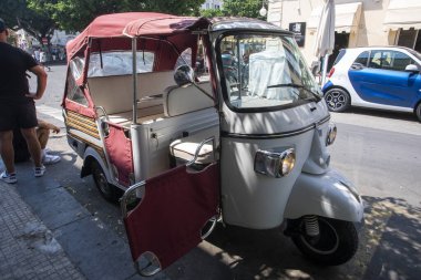 İtalya 'da pizza, sebze ve içecek teslimatı için Piaggio üç tekerlekli araç