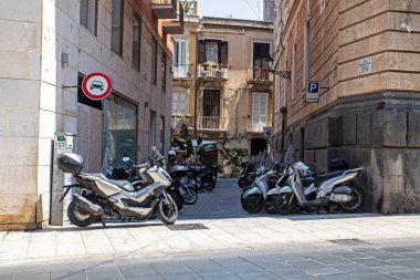 Şehirde motosiklet, motosiklet ve araba parkı var.