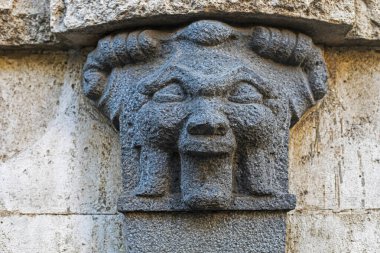 Mimari taş elementi: bir binanın maskarası ya da konsolu. Sicilya 'da seyahat