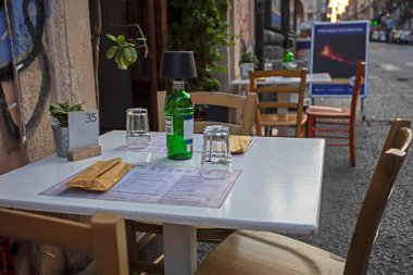 Catania 'da turist bekleyen bir kafede boş masalar ayarlandı. Sicilya 'da seyahat