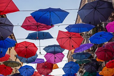 Sicilya 'da renkli şemsiyelerle süslenmiş bir cadde. İtalya 'da seyahat