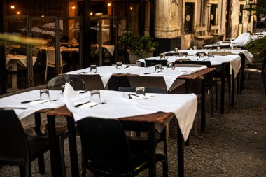 Catania 'da turist bekleyen bir kafede boş masalar ayarlandı. Sicilya 'da seyahat