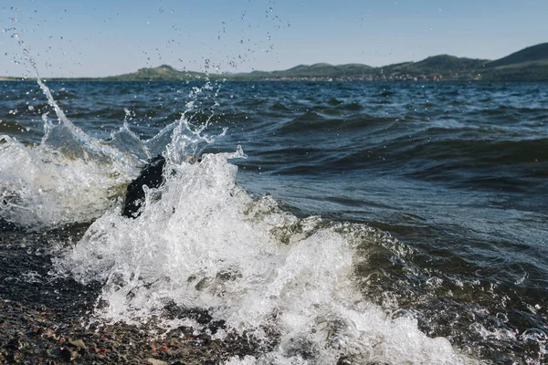 Dalgalar Bir Deniz Fenerine Çarpıyor Stok Fotoğraf