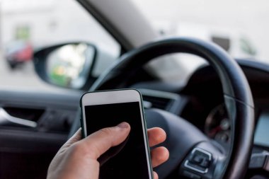 Arabada akıllı telefon kullanımı