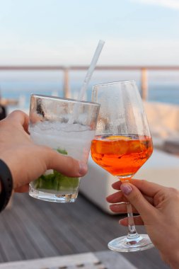 kokteyller ile iki kadeh Şerefe