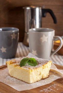 iştah açıcı süzme peynir güveç parça ve iki bardak