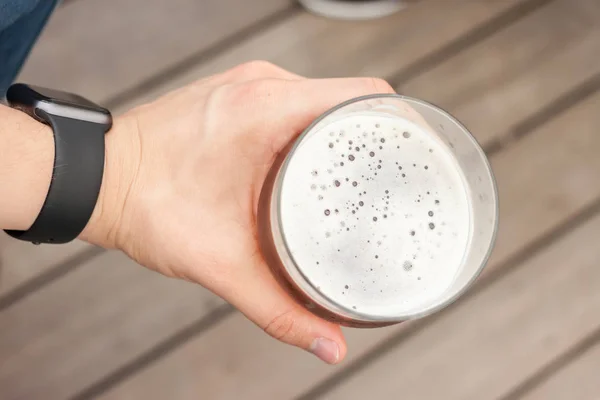 Tatil kavramı el bardak bira ile — Stok fotoğraf