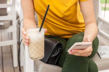 Cep telefonlu kadın elleri