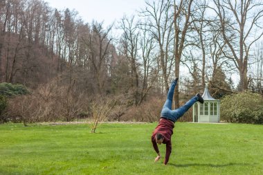 Genç adam ellerinde ayakta