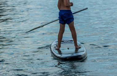 denizde yatılı kürek ayağa