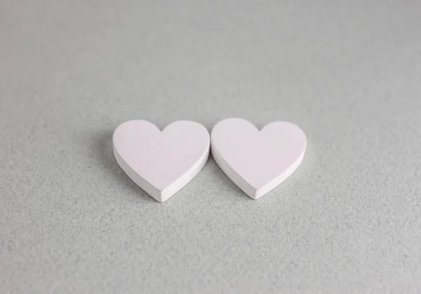 Dvě dřevěná srdce na řemeslném pozadí — Stock fotografie