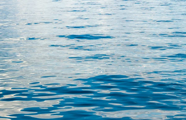 Blå vatten yta bakgrund — Stockfoto