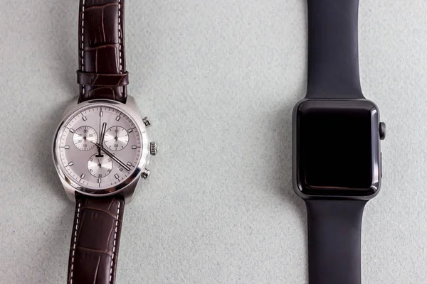 Розумний і класичний наручний годинник — стокове фото