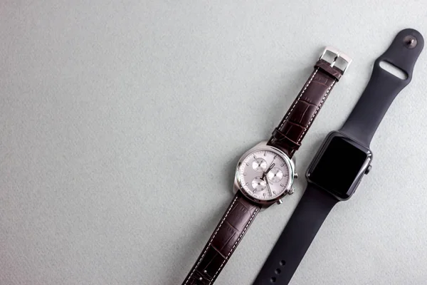 スマートと古典的な腕時計 — ストック写真