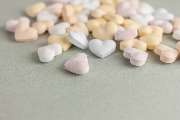 Красочные конфеты сердца на фоне ремесла — стоковое фото
