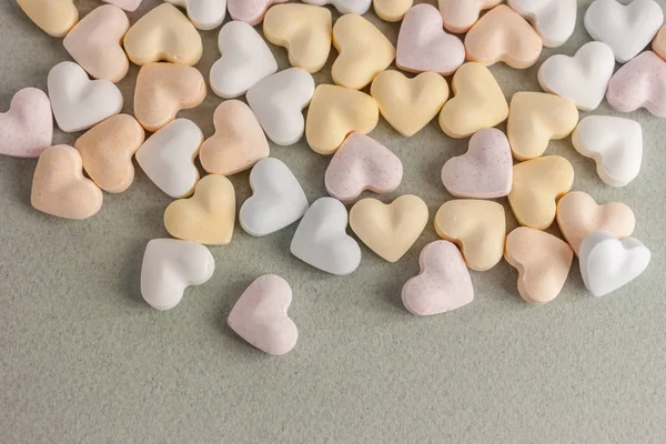 Kolorowe cukierki serca na tle rzemiosła — Zdjęcie stockowe