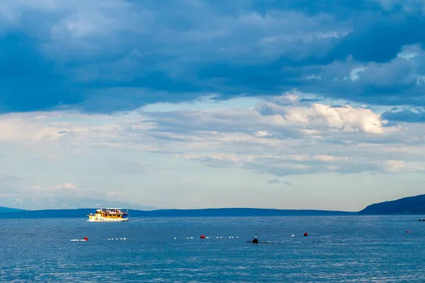 Dramatyczne seascape Morze Adriatyckie i samotny łódź — Zdjęcie stockowe