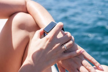 Akıllı saatini kullanan kadın