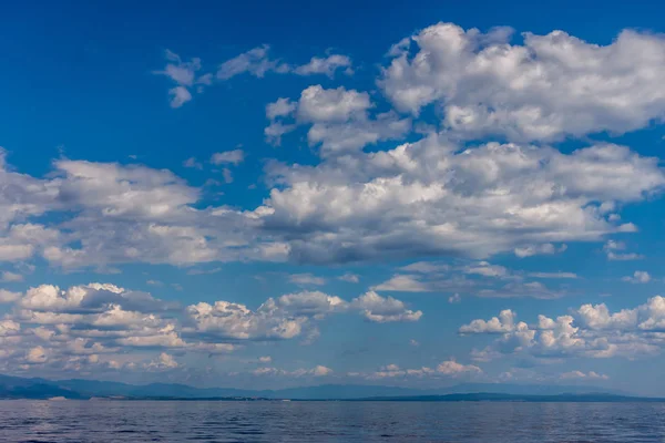 Δραματική Θαλασσογραφία Αδριατικής φόντο ουρανού και της θάλασσας — Φωτογραφία Αρχείου