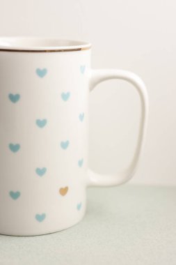 Beyaz Kupası closeup bir altın kalp mavi arasında