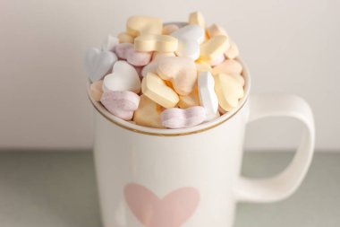 bir beyaz fincan şeker kalpler tam