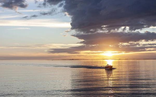 Εκπληκτικό ηλιοβασίλεμα πάνω από τη θάλασσα με δραματική σύννεφα — Φωτογραφία Αρχείου
