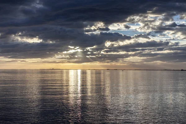 Εκπληκτικό ηλιοβασίλεμα πάνω από τη θάλασσα με δραματική σύννεφα — Φωτογραφία Αρχείου