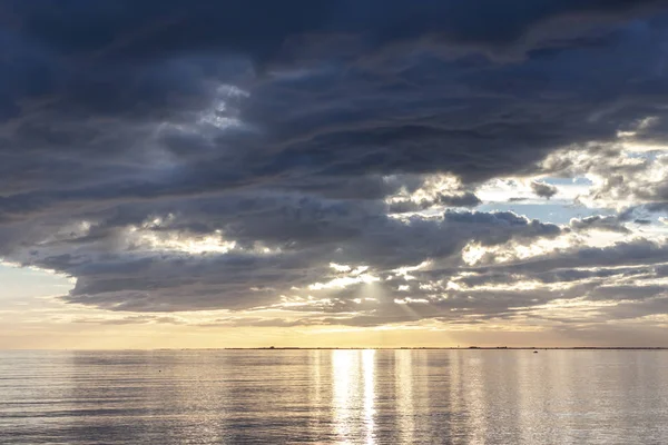 Amazing sunset over the sea with dramatic clouds — Stock Photo, Image