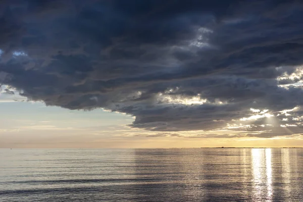 Amazing sunset over the sea with dramatic clouds — Stock Photo, Image