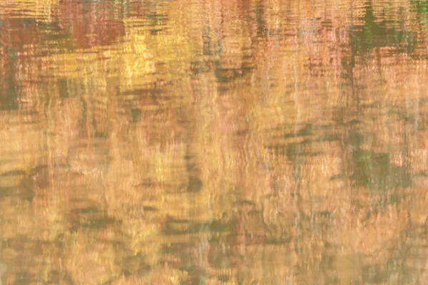 Vattenytan med höst färger speglar texturerat bakgrund — Stockfoto