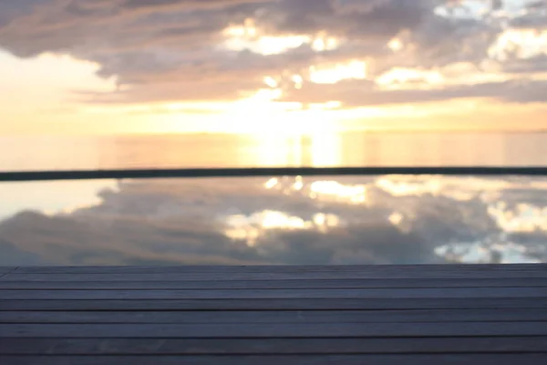 Amazing sunset over the sea with dramatic clouds pool reflection — Stock Photo, Image