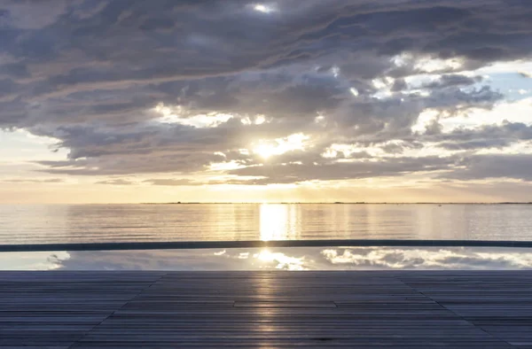 Amazing Sunset Sea Dramatic Clouds Pool Reflection Copyspace — Stock Photo, Image