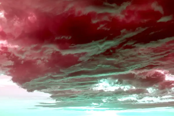 Increíble puesta de sol con nubes pesadas de color rojo oscuro — Foto de Stock