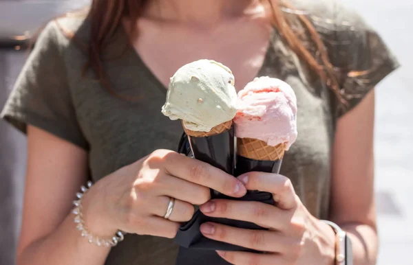 Жіночі руки тримають морозиво у вафельному конусі — стокове фото