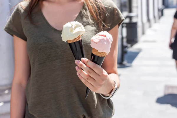 Mains de femme tenant la crème glacée dans le cône de gaufre — Photo