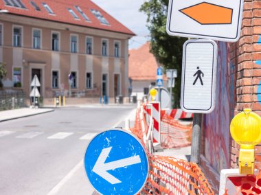 Ljubljana kaldırımda yaya yol işareti