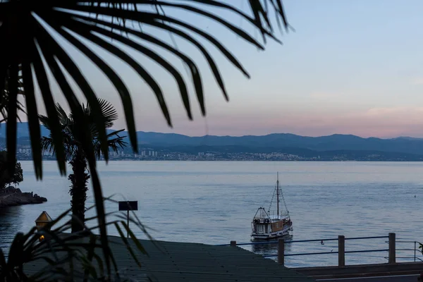 Coucher de soleil sur la mer en Croatie vue depuis la terrasse — Photo